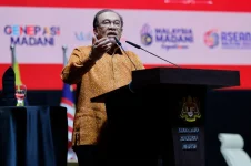 Anwar defends Cabinet's decision not to pursue case against Mahathir over Batu Puteh.webp