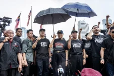 Thousands rally in Kuala Lumpur as PN leaders demand Anwar resign over reforms.webp