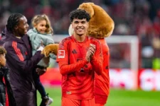 Everton bids for wantaway Bayern talent Aznou, says Moyes.webp