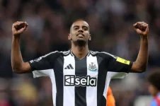 Newcastle braces for Liverpool's record £100m bid for Isak.webp