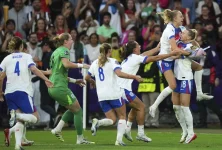 Hampton, Kelly are shootout heroes as England defends Euro title.webp