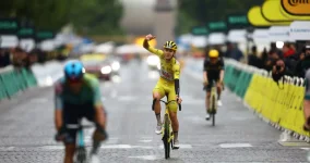 Dominant Pogacar crushes Vingegaard for fourth Tour de France title.webp