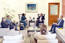 Aurangzeb maps new Pakistan-US trade with envoy Horst in Islamabad.webp