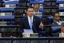 Malaysia bars foreigners from hawker permits, vows crackdown on license abuse.webp