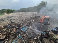 Selangor firefighters battle massive blaze at illegal Rawang dump.webp