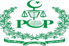 Salman Ghani and Nasrullah Malik were honored in Lahore at a fake news seminar.webp