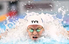 Leon Marchand shatters men's 200 m IM world record in Singapore.webp