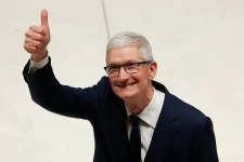 Tim Cook becomes the longest-serving Apple CEO as market value hits three trillion.webp