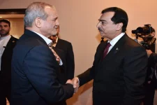 Gillani, Pezeshkian meet in Islamabad, condemn Israeli actions.webp