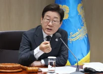 President Lee Jae Myung orders a crackdown on fake news on YouTube in a cabinet meeting.webp