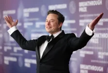 Tesla grants Elon Musk a new $29 billion compensation package after Delaware setback.webp