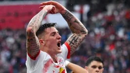 Man United bids €85m to snatch Benjamin Šeško from Newcastle.webp