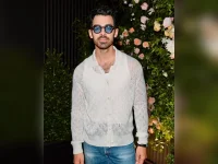 Joe Jonas reflects on fatherhood and raising daughters after a brotherly upbringing.webp