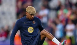 Barcelona's teen star Lamine Yamal already has a bad back.webp