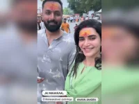 Karishma Tanna dazzles in Ujjain temple visit with Varun Bangera.webp