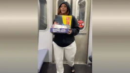 Cardi B reduced to selling her new album on a New York subway.webp