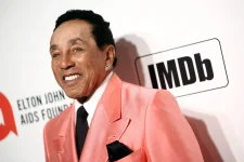 LA court says Smokey Robinson can't know who is suing him.webp