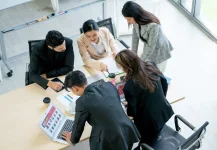 Women storm South Korea exec ranks, crush pay gap in Leaders Index.webp