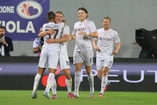 De Bruyne penalty helps Napoli shred Fiorentina in Florence 3 to 1.webp