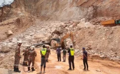 Ulu Gali Sungai Ruan rockfall crushes excavator driver Fazrul Rahman.webp