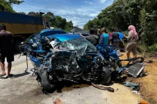 Bekenu Sarawak crash pins man and teen, Azizul Rahman leads rescue.webp