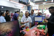 Fahmi Fadzil flaunts Sara's aid MyKad frenzy at Malaysia's SH Bistari.webp