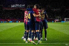 Barcelona scrambles without Yamal and de Jong as Flick rolls out a new squad against Valencia...webp
