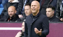 Arne Slot shocked by stoppage time as Salah rescues Liverpool at Turf Moor.webp