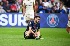 PSG loses Kvaratskhelia to injury against Lens as Barcelona showdown looms.webp
