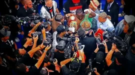 Crawford schools Canelo in Vegas as Omaha legend makes boxing history on September 13.webp