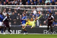 Emi Martinez returns to Aston Villa after failed move.webp