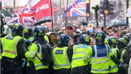 London cops hunt Tommy Robinson rally thugs after chaos.webp