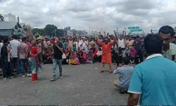 Protesters storm the Bhanga police station and the UP office over seat boundaries.webp