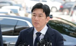 Hybe's Bang Si-hyuk questioned by Seoul police.webp