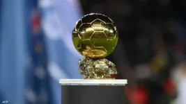 Ronaldinho returns to give the Ballon d'Or in Paris.webp