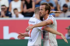 Harry Kane's hat trick sinks Hoffenheim in Munich.webp