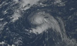 Hurricane Gabrielle barrels near Bermuda, Category 3 punch.webp