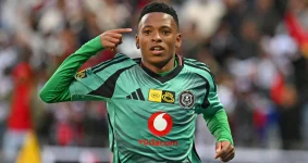 Munetsi dares Pirates kid Mofokeng to ditch SA for Europe.webp