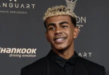 Barça's Lamine Yamal hogs the Kopa award in Paris.webp