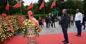 Muhoozi fanboys at Mao shrine in Shaoshan, China.webp