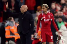 Liverpool's Arne Slot shrugs 2-1 Southampton, Ekitike strips.webp