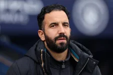 Milan keeper Maignan toys with Man United, flirts with Chelsea.webp