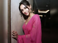 Nikita Dutta rips Mumbai coastal road on a borrowed bike.webp