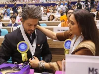 SRK fumbles medal at National Awards, Rani Mukerji plays rescue queen.webp