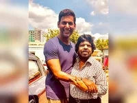 T Rajendar visits Vishal’s Magudam set, inspires star-studded action-dance shoot.webp
