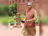 Modi throws Rs 15034 crore at med seats, Tharoor grins.webp