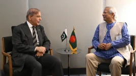 Yunus cozies up to Shehbaz Sharif at UN New York powwow.webp