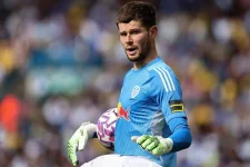 Inter hunts Leeds keeper Meslier as Sommer era fades.webp