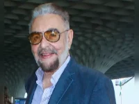 Kabir Bedi enjoys coffee with statue in Rome during festival trip.webp