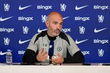 Chelsea boss Mariska wraps Palmer in bubble wrap.webp